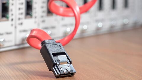 Gezogener Stecker an einem Serverschrank.