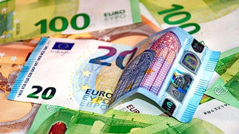 Verschiedene Euro-Scheine auf einer ebenen Fläche.